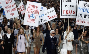 Le créateur Karl Lagerfeld a fait descendre les mannequins dans la rue pour la collection printemps-été 2015 Chanel.