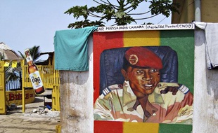 Une peinture du chef de la junte militaire guinéenne, Moussa Dadis Camara, près de Conakry, en mai 2009.