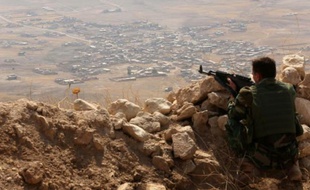 Poste d'observation tenu par un peshmerga kurde au sommet du mont Zardak, 25 km à l'est de Mossoul, en Irak, le 6 août 2015