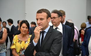 Emmanuel Macron, le ministre de l'économie, lors d'une visite à Rodez, le 4 août 2016. / AFP PHOTO / Rémy GABALDA