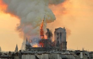 La flèche de Notre-Dame de Paris s'effondre, le 15 avril 2019