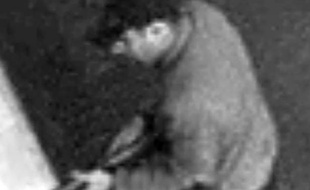 Capture d'écran d'images de vidéosurveillance fournie par la police belge le 28 mai 2014 montrant le suspect de la tuerie du musée juif de Bruxelles