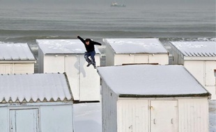 Le froid a aussi bien touché l'Ouest (en h. à g.) que Nice (en h. à dr.) ou Calais.