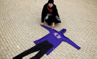 Une jeune hollandaise monte le burkini qui lui a valu de se voir refuser l'entrée de la piscine de Zwolle (Pays-Bas), le 23 février 2008.