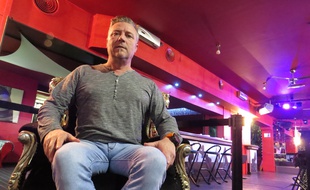 Rodolphe Bénureau, dans sa boîte de nuit libertine, la Tentation.