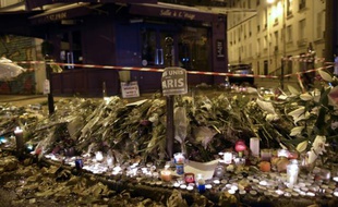 Des fleurs et bougies déposées devant un restaurant du 11e arrondissement de Paris en hommage aux victimes des attentats, le 16 novembre 2015