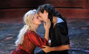 La soprano Emoke Barath et le contre-ténor Valer Barna-Sabadus dans l'Opéra Elena au festival d'Aix-en-Provence le 4 juillet 2013
