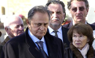 Roger Hanin assiste à l'enterrement de son épouse, en compagnie de Danielle et Jean-Christophe Mitterrand.