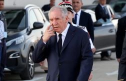 Le gouvernement demande aux syndicats de négocier sur les deux jours fériés
