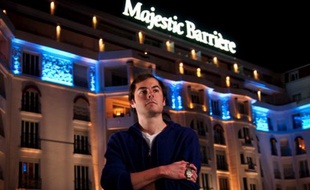 L'Américain Elio Fox et son bracelet de champion du Main Event des World series of Poker Europe remporté à Cannes