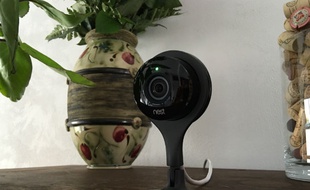 La Nest Cam est simple à mettre en oeuvre. Posée sur un petit meuble pour nos essais.