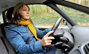 Une femme au volant.