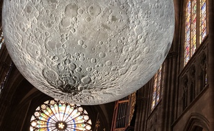 L'œuvre Museum of the Moon, de Luke Jerram. Industrie Magnifique. Cathédrale de Strasbourg le 1er juin 2021.