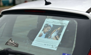 Pont de Beauvoisin le 02/09/2017: plus d un millier de personnes ratissent le secteur ou la petite Maelys de 9 ans a disparue samedi dernier,ici en photo des affiches et photo de Maelys placardÃ'e sur les voitures des particuliers des villages voisins