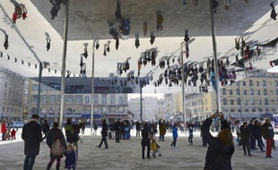 Les Marseillais se sont appropriés samedi le nouvel espace offert par la piétonnisation partielle du Vieux-Port et son "ombrière" créant des jeux de reflets entre terre et eau, à l'occasion d'une fête d'inauguration.