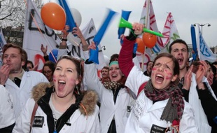 Des internes en médecine manifestant contre la loi santé du gouvernement, le 15 mars 2015 à Paris
