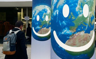 A l'entrée d'un auditorium de la COP21, le 2 décembre 2015 au Bourget