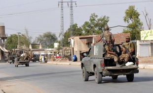 Des militaires pakistanais patrouillent à Bannu, à la frontière avec le Waziristan du Nord, le 17 juin 2014