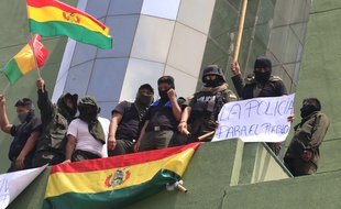 Des policiers mutins à Santa Cruz le 9 novembre 2019.