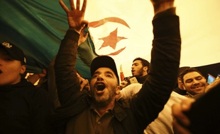 Scène de joie à Alger après l'annonce de la démission du président Abdelaziz Bouteflika, le 2 avril 2019.