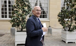 Le ministre du Travail français Michel Sapin dément dans un entretien publié lundi avoir rendu visite à Liliane et André Bettencourt, alors que l'avocat de l'ex président Nicolas Sarkozy a indiqué ce week-end avoir lu un témoignage accréditant une telle visite.
