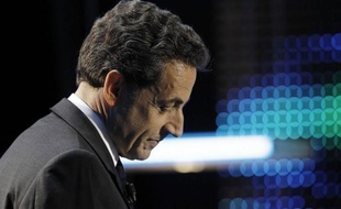 A onze jours du premier tour de la présidentielle, alors que les marchés restent nerveux face à la crise, Nicolas Sarkozy a agité le spectre d'une "France à genoux" si François Hollande, qui a confirmé sa volonté de renégocier le traité budgétaire européen, était élu.