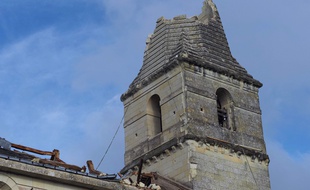 Le clocher de Saint-Nicolas de Bourgueil est tombé le 19 juin 2021 dans la nef de l'église après le passage d'une tornade.