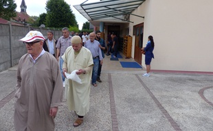Des fidèles sortent de la mosquée de Saint-Etienne-du-Rouvray, mardi 26 juillet.