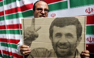 Un Iranien tient le portrait du président Mahmoud Ahmadinejad à quelques jours de l'élection présidentielle.