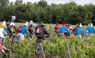Les participants se déguisent au gré de leur imagination.