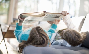 Deux fillettes lisent un livre (illustration).
