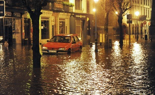 Une rue inondée du centre de Morlaix (Finistère) le 6 février 2014. Le département est toujours en vigilance rouge pour les crues.