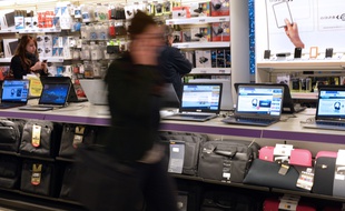 Un client dans le rayon ordinateurs de la Fnac à Paris, le 27 novembre 2012.
