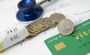 Photo d'illustration d'un patient présentant sa carte vitale chez le médecin, en 2007