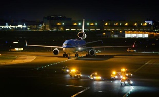 Un avion atterrit sur le tarmac de l'aéroport d'Amsterdam-Schiphol, le 26 octobre 2014