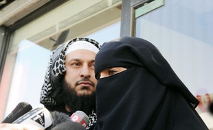 Anne, une Française de confession musulmane répond aux questions des journalistes aux côtés de son conjoint après avoir été verbalisée au volant pour port du niqab, vendredi 23 avril 2010.