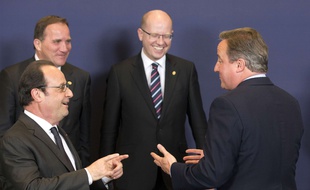 François Hollande avec David Cameron, de dos.