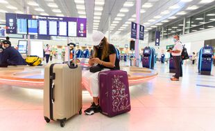 Une passagère attend son vol à l'aéroport d'Orly.