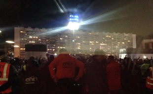 Agitation sur l'esplanade du Stade vélodrome dimanche 10 avril 2016