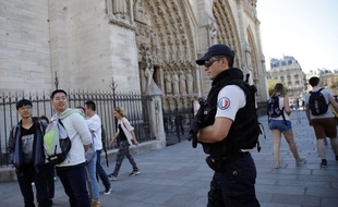 Un policier devant Notre-Dame de Paris après l'attentat déjoué de la voiture à la bonbonne de gaz.