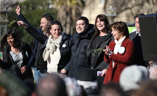 Michèle Rubirola, candidate du Printemps marseillais entourée de ses têtes de listes.