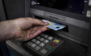 Les malfaiteurs branchent un ordinateur à l'unité centrale du distributeur pour déclencher la sortie des billets.