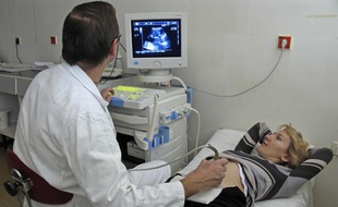 Femme enceinte passant une echographie. Model released.