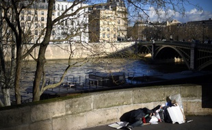 Une personne sans domicile à Paris.