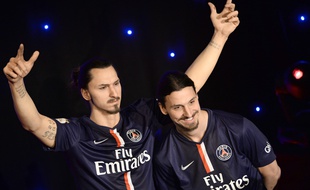 Zlatan Ibrahimovic pose devant son double de cire, le 9 février 2015, au musée Grévin de Paris.