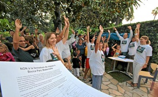 Vote à main levée hier matin devant la maternelle Bocca Parc, à Cannes.