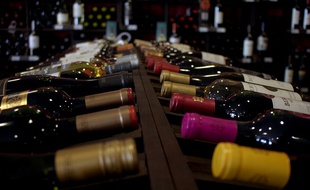 Un rayonnage de bouteilles de vin.