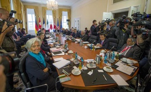 Les ministres des Finances et les gouverneurs des banques centrales du G7 (à g, la directrice générale du FMI Chritine Lagarde), avant le début de leur réunion du 28 mai 2015 à Dresde, dans l'est de l'Allemagne