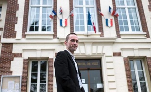 Cyril Nauth, maire FN de Mantes-la-Ville, devant la mairie de la ville, le 31 mars 2014