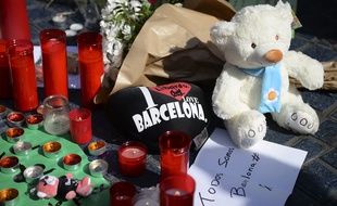 Vendredi 18 août 2017, les bougies, petits mots, peluches et fleurs sont déposées par les passants sur les Ramblas après l'attentat de Barcelone.